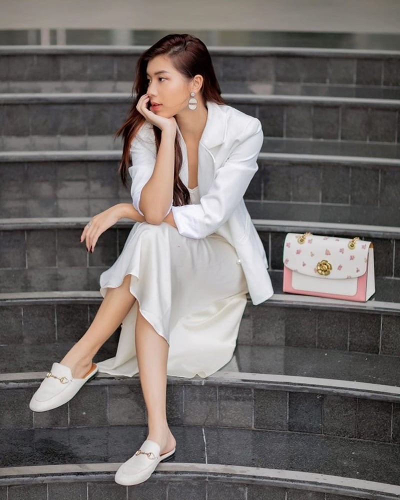 Đây cũng là item rất dễ lên hình vì màu trắng giúp tổng thể trông nổi bật hơn dưới ánh nắng tự nhiên.