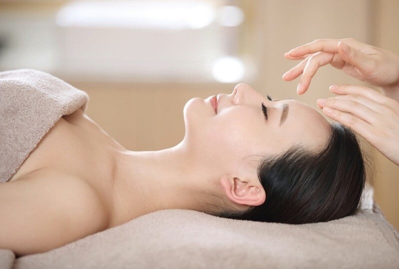 Những bước cơ bản như làm sạch, dưỡng ẩm và chống nắng nếu được duy trì lâu dài thường mang lại hiệu quả bền vững hơn