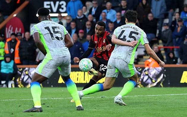 Eli Junior Kroupi ghi bàn giúp Bournemouth dẫn Manchester City 1-0.