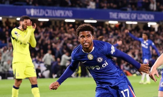 Niềm vui của Andrey Santos khi ghi bàn thắng thứ 2 cho Chelsea.