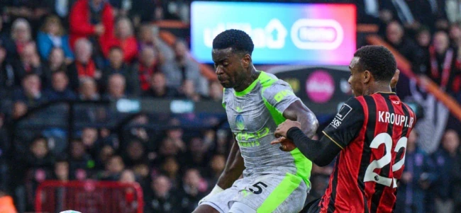 Marc Guehi – 7.1 điểm. Một ngày thi đấu đầy vất vả đối với cựu trung vệ Crystal Palace. Dù sở hữu điểm số khá cao nhờ các chỉ số phòng ngự cơ bản, nhưng Guehi đôi khi vẫn thất thế trong các pha tranh chấp tay đôi với những tiền đạo giàu sức mạnh của đội chủ nhà. 