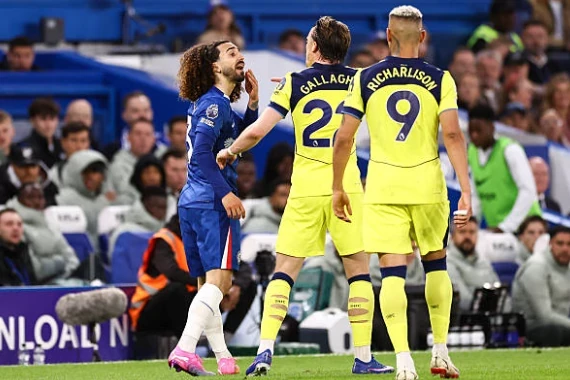 Hậu vệ trái: Marc Cucurella (6.9) Cầu thủ người Tây Ban Nha hoạt động năng nổ bên hành lang cánh trái với những pha dâng cao hỗ trợ tấn công hiệu quả. Tuy nhiên, một pha đánh đầu phá bóng thiếu dứt khoát của anh đã tạo điều kiện cho Richarlison ghi bàn rút ngắn tỉ số. Sai lầm phòng ngự này là vết gợn duy nhất trong một ngày thi đấu đầy nỗ lực của cựu hậu vệ Brighton.
