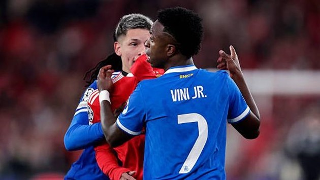 UEFA chính thức không phạt thẻ đỏ với những cầu thủ che miệng khi nói chuyện.