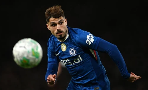Tiền vệ cánh phải: Pedro Neto (7.5) Neto gây ra rất nhiều khó khăn cho hàng thủ Tottenham bằng tốc độ và kỹ thuật lắt léo. Anh là người thực hiện đường kiến tạo cho Enzo Fernandez mở tỉ số và đóng vai trò quan trọng trong việc triển khai các đợt tấn công biên. Dù có phần sa sút thể lực trong hiệp hai, nhưng đóng góp của anh vào lối chơi chung là không thể phủ nhận.
