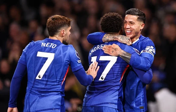 Tiền vệ cánh trái: Enzo Fernandez (8.1) Cầu thủ xuất sắc nhất trận đấu. Enzo không chỉ khai thông thế bế tắc bằng một siêu phẩm sút xa đẹp mắt từ khoảng cách 30 mét mà còn trực tiếp kiến tạo cho Santos ghi bàn thắng thứ hai. Một màn trình diễn đẳng cấp thế giới, trả lời mọi sự hoài nghi về phong độ của anh trong thời gian qua và khẳng định vai trò thủ lĩnh trên sân.