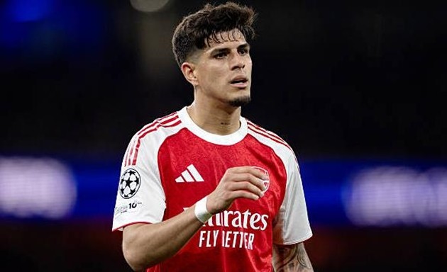 Piero Hincapie ăn mừng chức vô địch Arsenal.