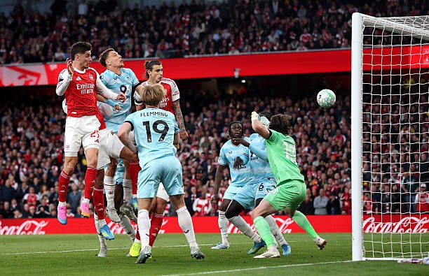 Arsenal thực sự đáng sợ trong những tình huống đá phạt.
