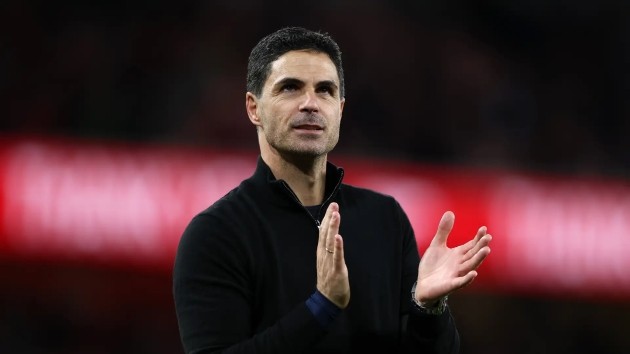 Arteta ăn mừng chức vô địch lịch sử của Arsenal bên cạnh gia đình.
