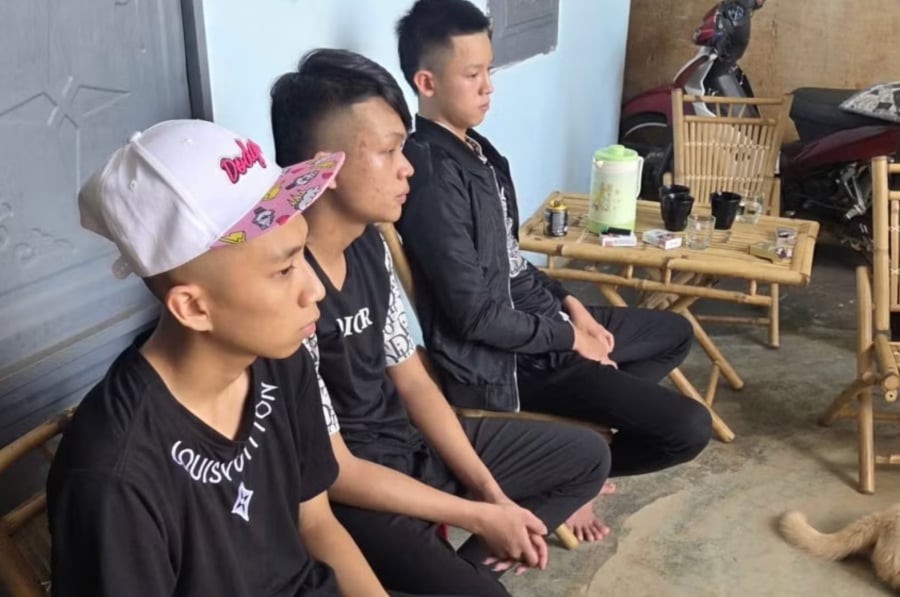 Theo cơ quan điều tra, cả 3 được xác định liên quan đến vụ hành hung khiến một thiếu niên 17 tuổi tử vong tại phòng trọ ở phường Diên Hồng vào rạng sáng 12/5, vụ việc từng gây xôn xao dư luận địa phương.

