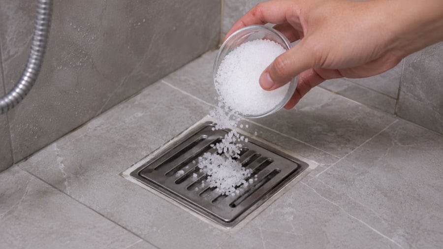 Muối hỗ trợ hạn chế côn trùng quanh miệng cống