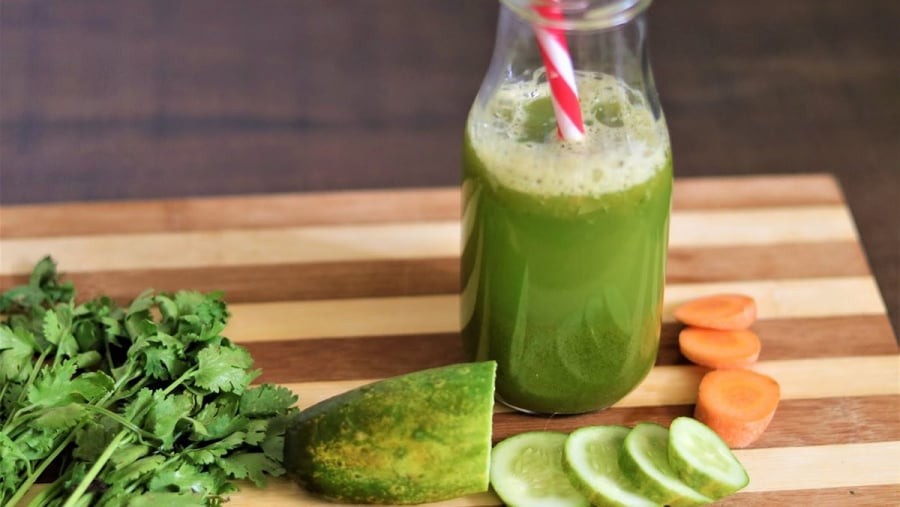Khi kết hợp cùng chanh hoặc lá bạc hà, loại nước này mang lại cảm giác thanh mát và giúp cơ thể dễ chịu hơn trong những ngày thời tiết oi nóng.