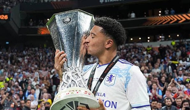 Jadon Sancho giành chức vô địch Europa League cùng với Aston Villa.