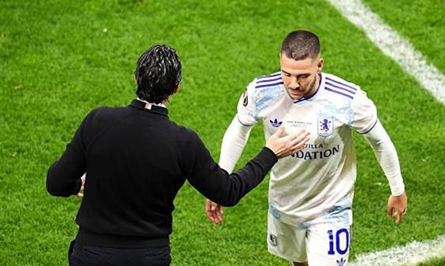 Unai Emery tiết lộ Emiliano Buendia tức giận khi bị thay ra.