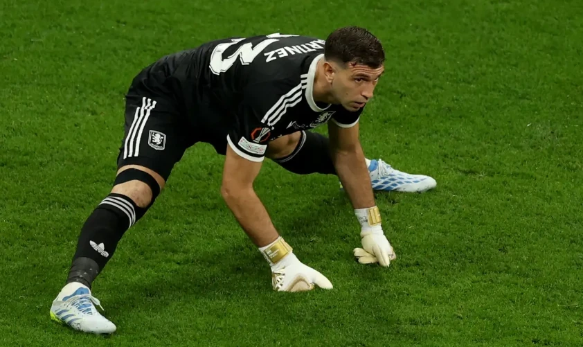 Thủ môn: Emiliano Martinez – 7.6 điểm Vượt qua nỗi lo chấn thương trong lúc khởi động, thủ thành người Argentina đã có một trận đấu tập trung. Dù không phải đối mặt với quá nhiều cú dứt điểm hiểm hóc, Martinez vẫn cho thấy sự chắc chắn trong việc làm chủ không gian và hóa giải các tình huống bóng bổng, bảo vệ vững chắc mành lưới đội nhà.