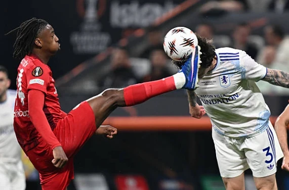 Tiền vệ trung tâm: Victor Nilsson Lindelof – 7.0 điểm Tiếp tục được Unai Emery tin dùng ở vai trò tiền vệ phòng ngự, cầu thủ người Thụy Điển đã làm tốt nhiệm vụ càn quét và bảo vệ bộ tứ vệ. Khả năng chọn vị trí và đọc tình huống của anh giúp Villa duy trì được sự cân bằng trong sơ đồ 4-2-3-1.