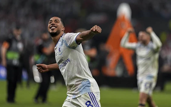Tiền vệ trung tâm: Youri Tielemans – 8.2 điểm Nhạc trưởng của Villa đã có một trận đấu đẳng cấp. Chính anh là người khai thông bế tắc bằng một cú vô lê không thể cản phá từ sát vòng cấm địa sau đường chuyền của Rogers. Sự điềm tĩnh và khả năng điều tiết nhịp độ của Tielemans là chìa khóa giúp Villa kiểm soát hoàn toàn khu trung tuyến.