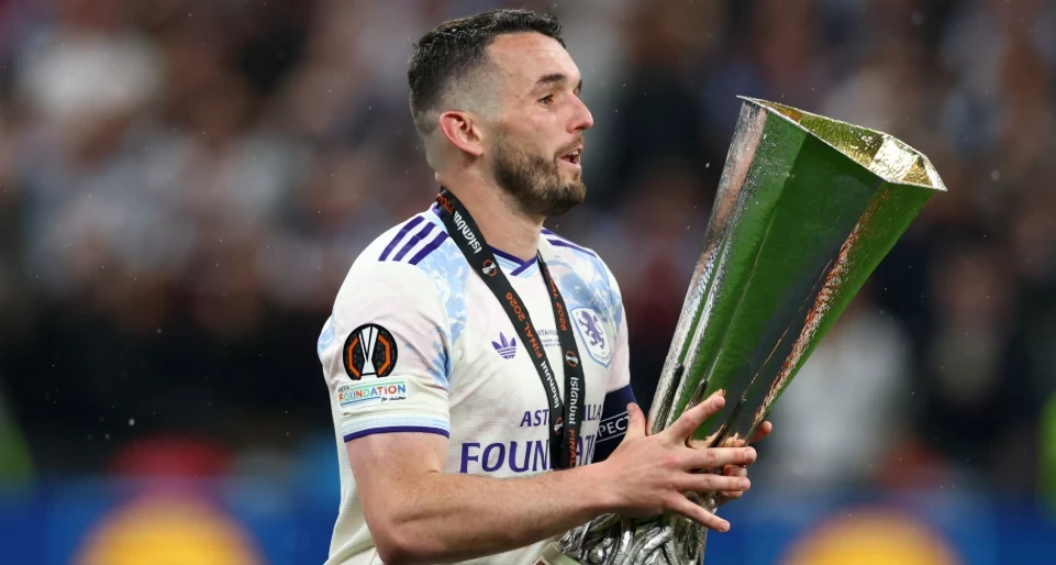 Tiền vệ cánh phải: John McGinn – 7.5 điểm Thủ quân của Villa hoạt động như một con thoi không biết mệt mỏi. McGinn chính là người tung ra đường chuyền dọn cỗ cho Buendia nhân đôi cách biệt. Sự năng nổ và khả năng tranh chấp của tiền vệ người Scotland luôn khiến hàng thủ đối phương phải vất vả chống đỡ.
