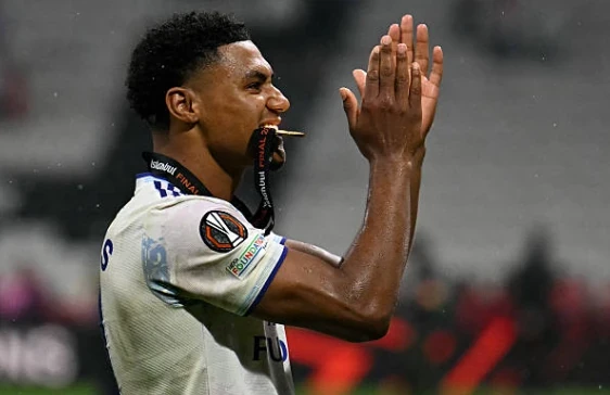 Tiền đạo: Ollie Watkins – 6.9 điểm Dù không trực tiếp ghi bàn, đóng góp của Watkins vào lối chơi chung là rất lớn. Khả năng di chuyển không bóng và tì đè của anh đã thu hút các hậu vệ đối phương, tạo ra những khoảng trống mênh mông cho các vệ tinh xung quanh như Rogers hay Buendia khai thác.