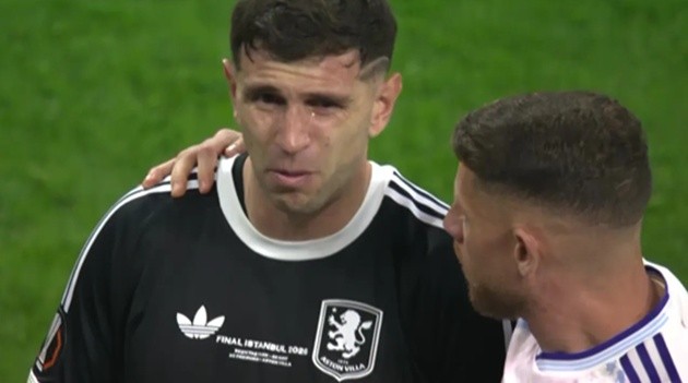 Emi Martinez khóc sau khi vô địch.
