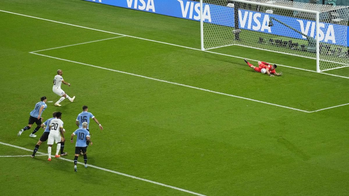 Uruguay bước tiếp, Ghana chìm trong đau đớn.