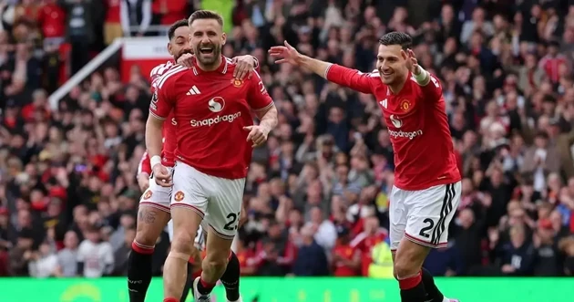 Luke ăn mừng bàn thắng vào lưới Nottingham tại Old Trafford.