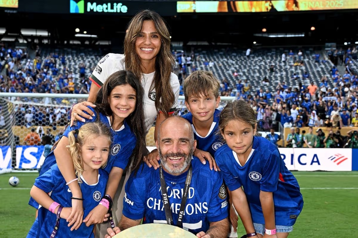 Enzo Maresca và gia đình nhỏ sau khi cùng Chelsea vô địch Club World Cup.
