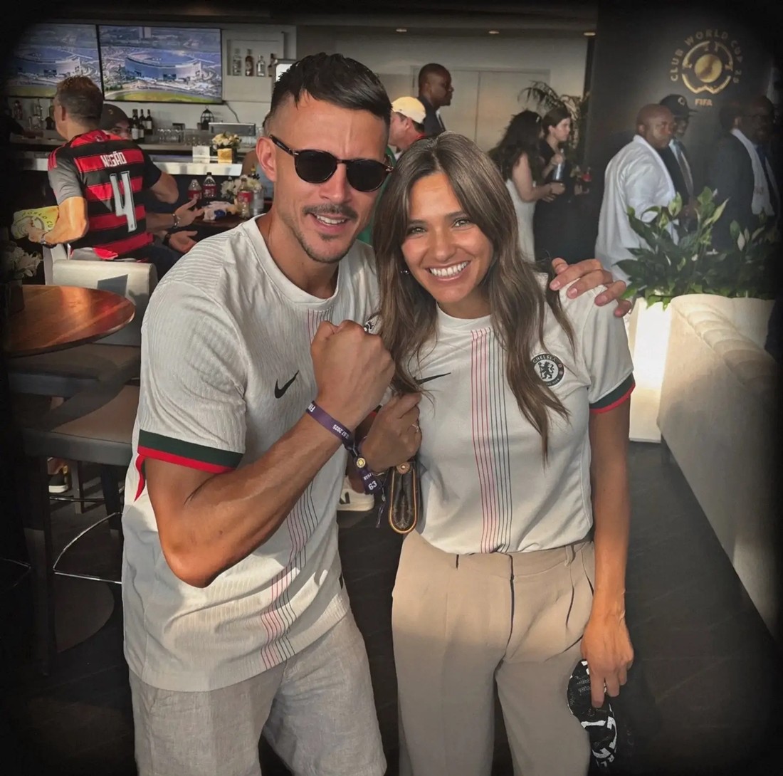 Maria Jesus Pariente cùng một cổ động viên Chelsea.