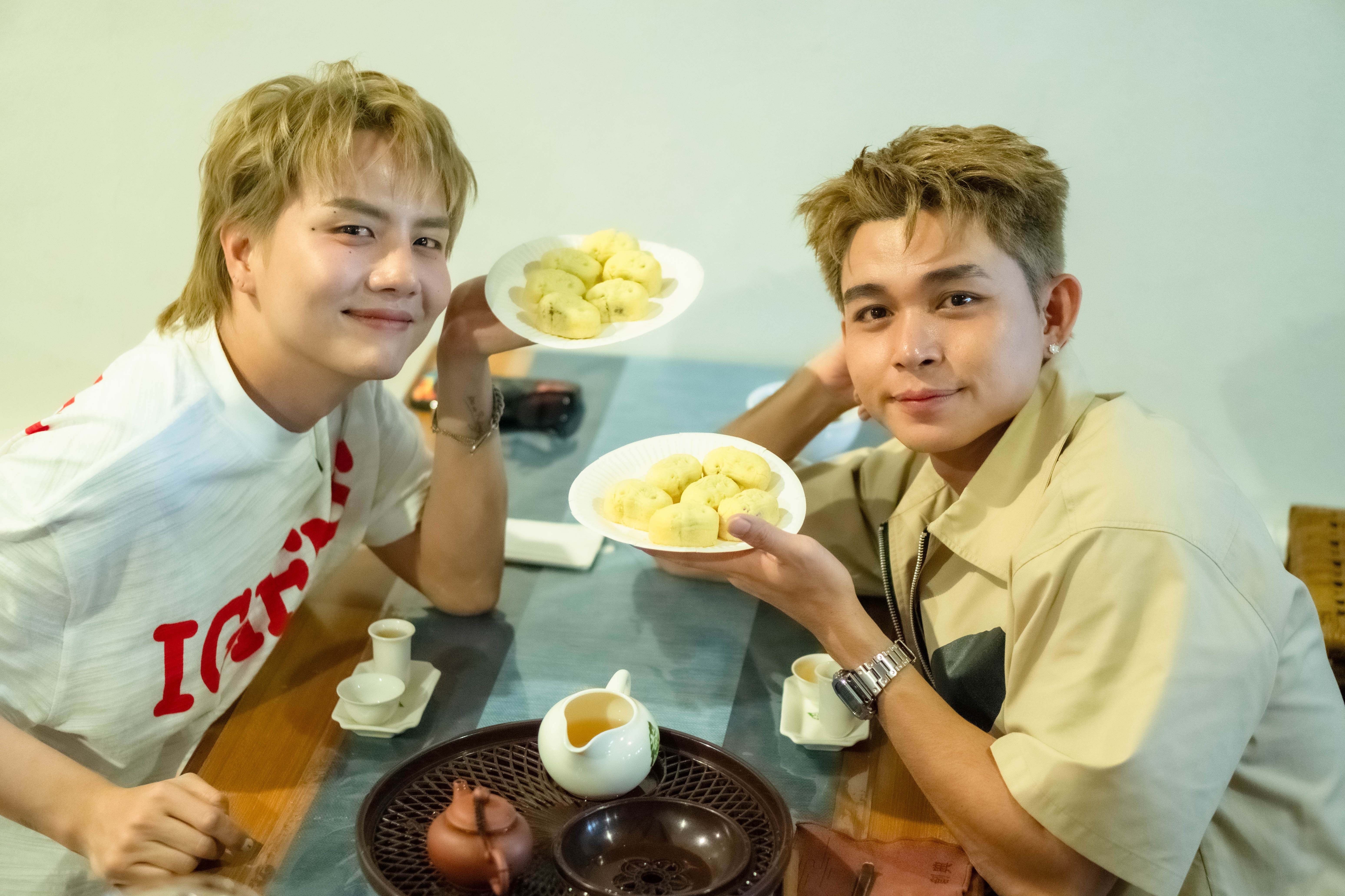 Jun Phạm và Duy Khánh cùng thưởng trà, ăn kèm là bánh dứa do chính 2 nghệ sĩ tự làm.jpg