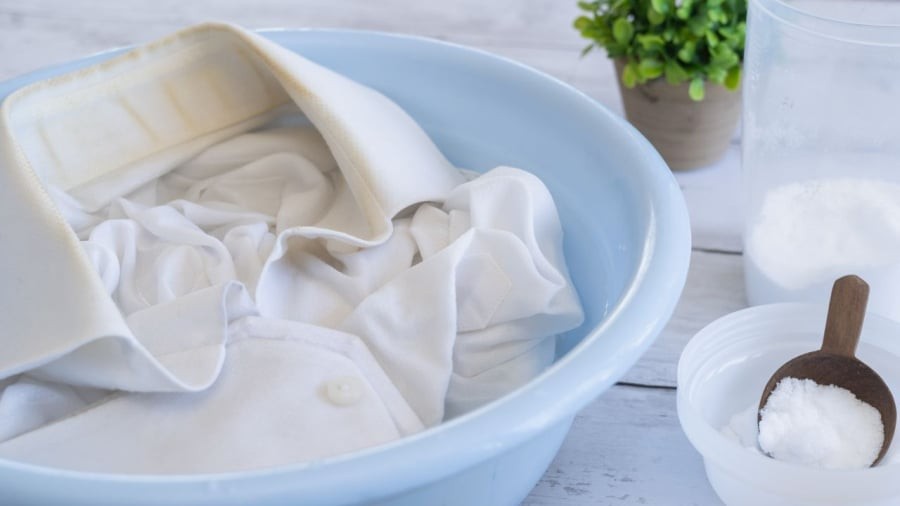 Bạn có thể sử dụng giấm trắng và baking soda để tẩy sạch quần áo trắng bị ố vàng.