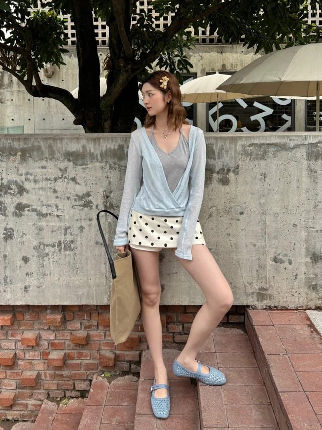 Cardigan pastel dáng mỏng tiếp tục là món đồ được nhiều người yêu thích bởi khả năng tạo cảm giác nữ tính mà không quá cầu kỳ. 