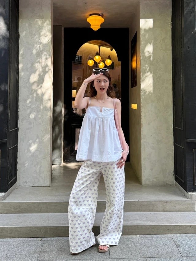  Những outfit kiểu này đặc biệt phù hợp với các buổi dạo phố, cà phê cuối tuần hoặc du lịch mùa hè.