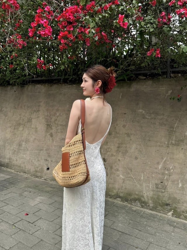 Những chiếc váy trắng hở lưng tiếp tục là lựa chọn được yêu thích trong các chuyến nghỉ dưỡng. 