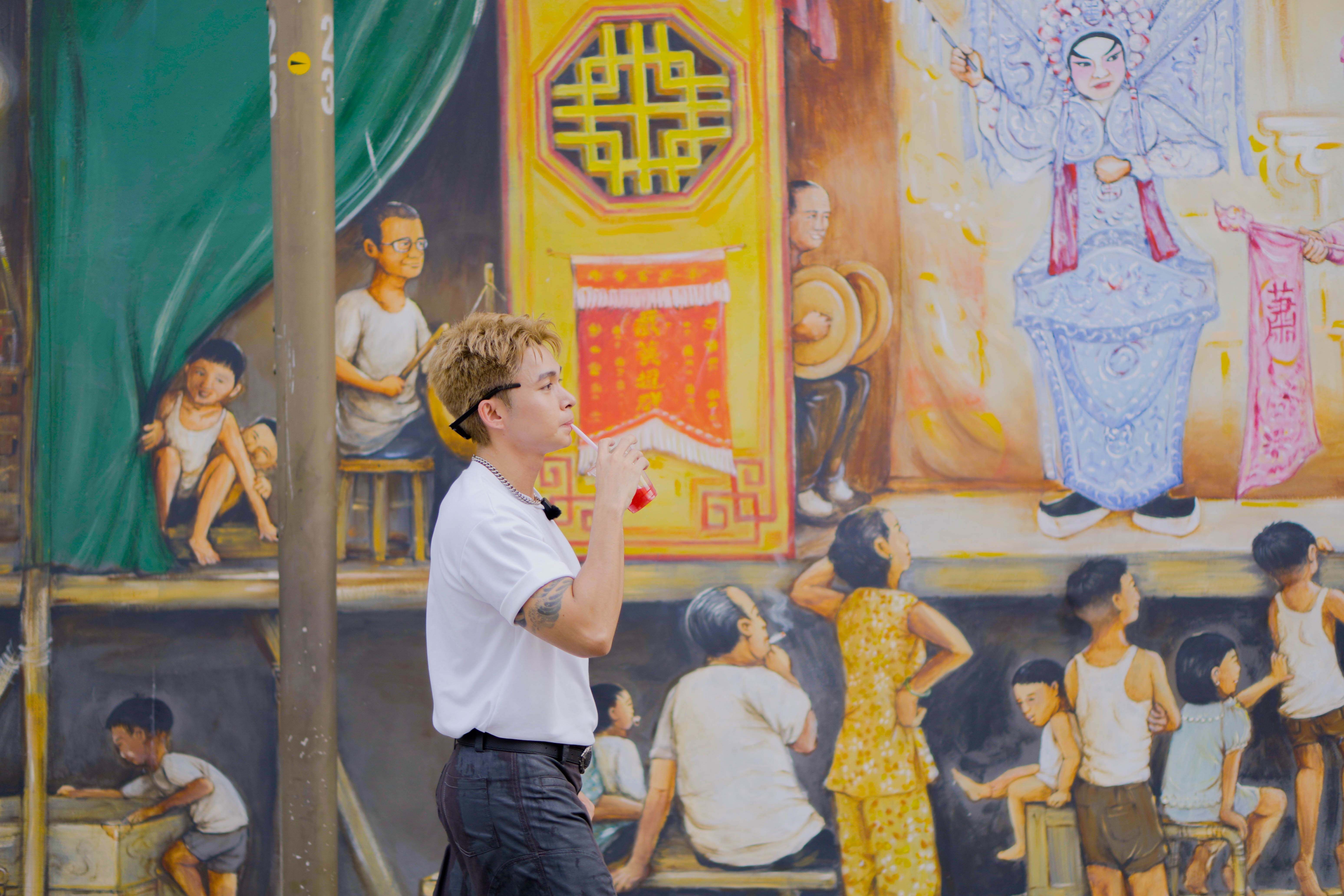 Tour khám phá văn hóa hawker trong Chinatown đưa Jun đi qua những bức tranh tường nhiều màu sắc.jpg