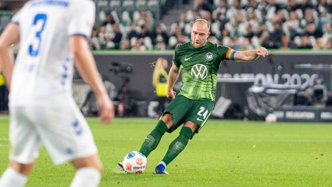 Christian Eriksen dẫn dắt hàng tiền vệ đội nhà.