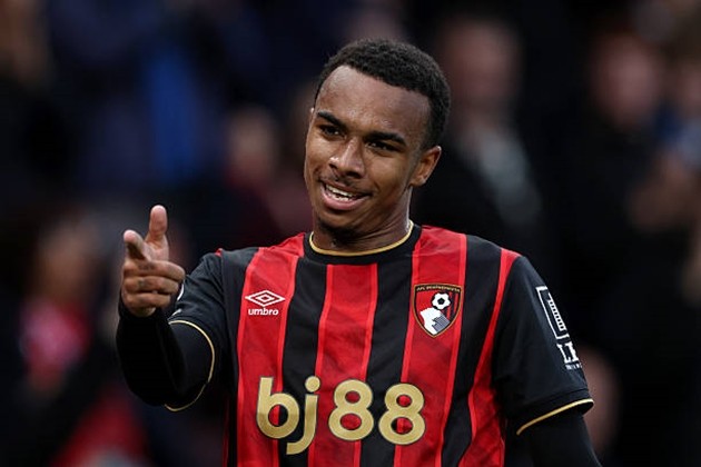 Eli Junior Kroupi được Chelsea và Arsenal quan tâm.
