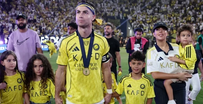 Ronaldo ăn mừng danh hiệu cùng gia đình nhỏ.