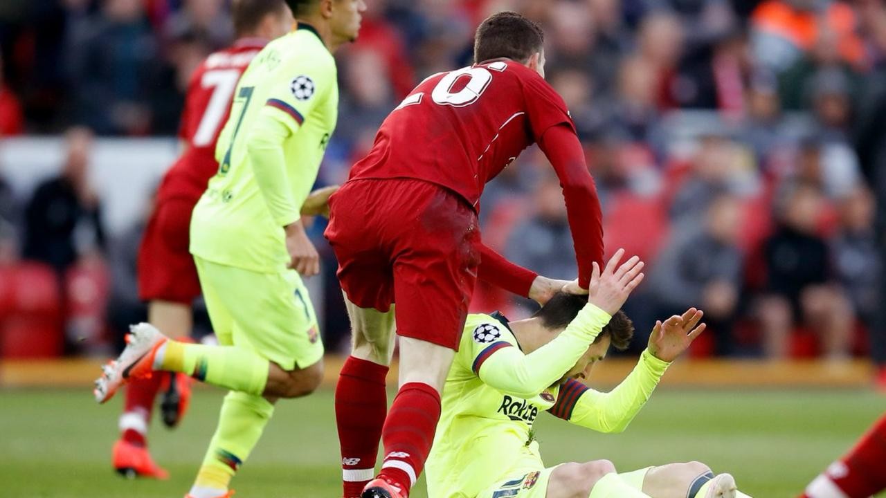 Khoảnh khắc Messi bị Robertson chạm đầu.