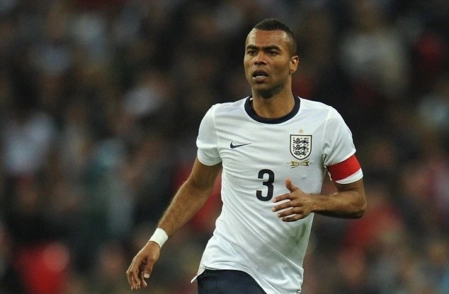 Ashley Cole từ giã tuyển Anh sau khi bị gạch tên khỏi World Cup.