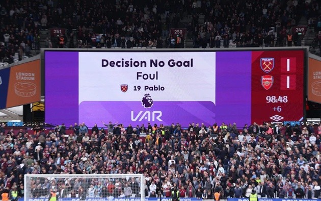 VAR từ chối bàn thắng của West Ham.