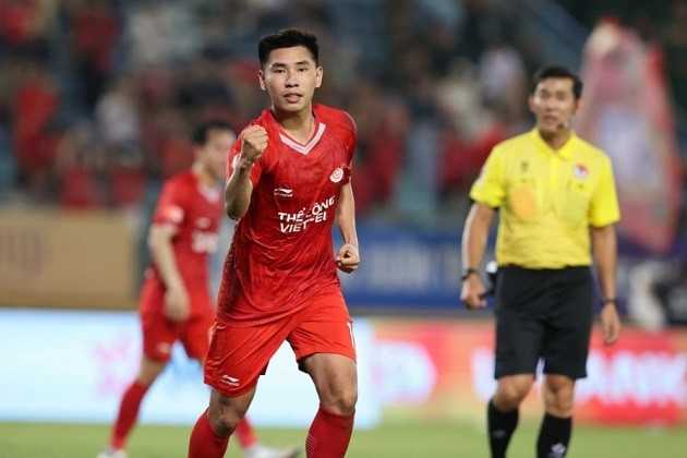 Xuân Tiến có một pha volley tuyệt đẹp.