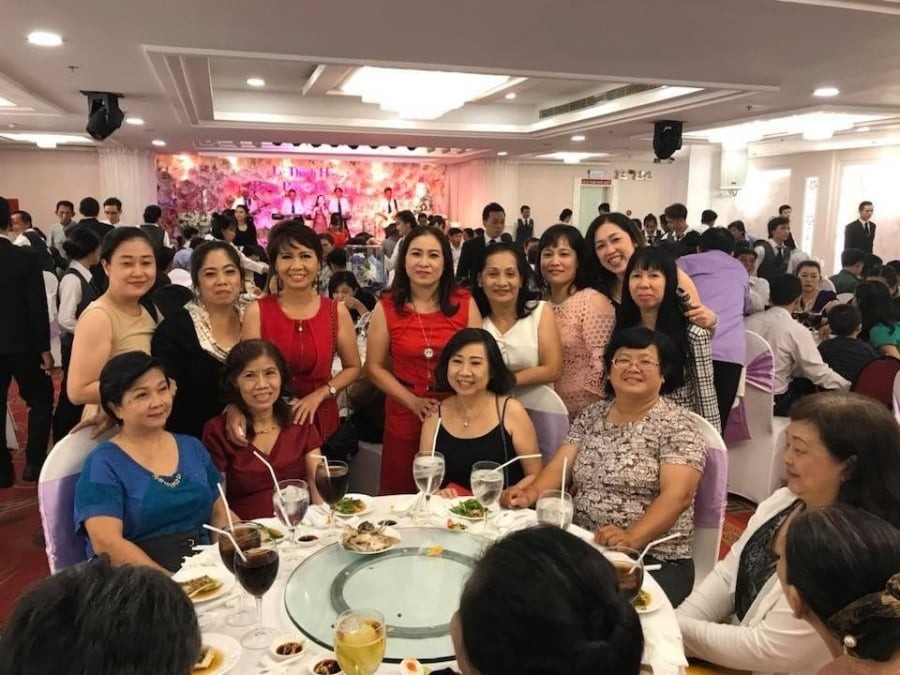Ở góc độ tâm lý, việc nhiều người tích cực tham gia họp lớp, đăng bài mạng xã hội hay mở rộng quan hệ đôi khi xuất phát từ nhu cầu được công nhận và khẳng định giá trị bản thân. 