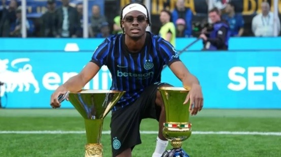  Yann Bisseck vừa mới giành cú đúp quốc nội cùng Inter.