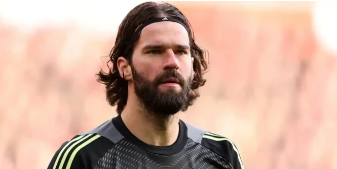 Alisson chưa muốn chia tay Liverpool.