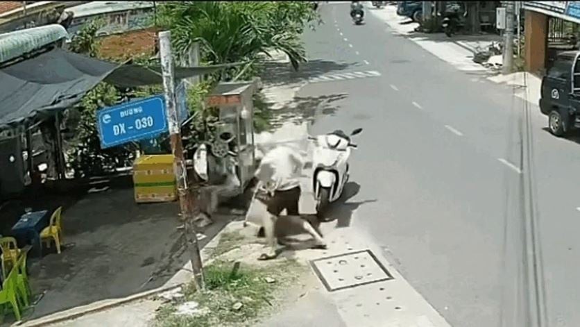 Trước đó, vào khoảng 11h20 ngày 22/5, trong lúc đang làm việc và ép nước mía phục vụ khách, chị Y. bất ngờ gặp sự cố khiến tay bị cuốn vào máy. 