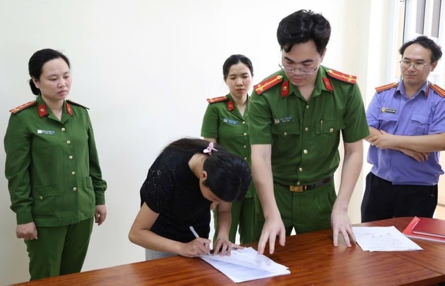 Trước đó, ngày 20/5, lực lượng chức năng phát hiện một tài khoản Facebook “An Ruby” đăng tải đoạn video dài hơn 4 phút ghi lại cảnh một nữ sinh bị nhóm học sinh hành hung trong khu vực nhà vệ sinh của nhà trường. 