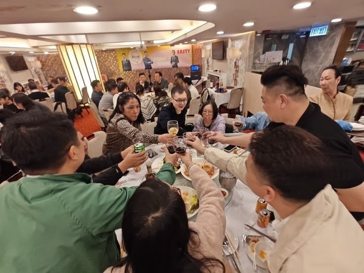 Tôi từng biết một người như vậy: gần như không tham gia các buổi tụ họp không cần thiết, rất hiếm khi xuất hiện trên mạng xã hội, nhưng lại dành toàn bộ thời gian cho công việc và gia đình. 