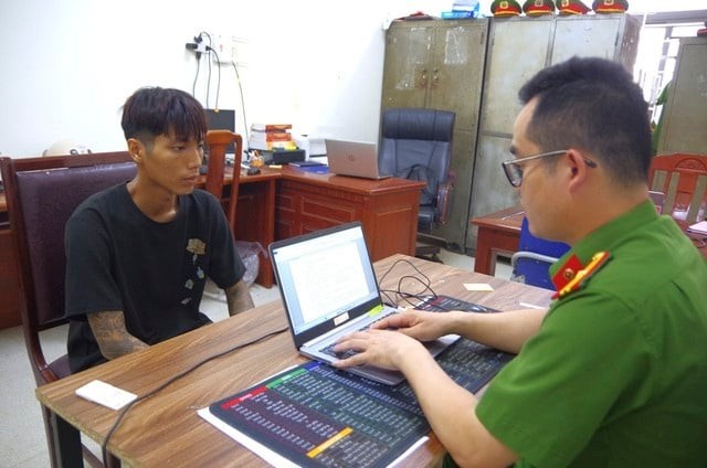 Chưa dừng lại, khi nạn nhân tỉnh lại, đối tượng tiếp tục uy hiếp và buộc chuyển thêm 15 triệu đồng vào tài khoản cá nhân trước khi rời khỏi hiện trường bằng xe máy.

