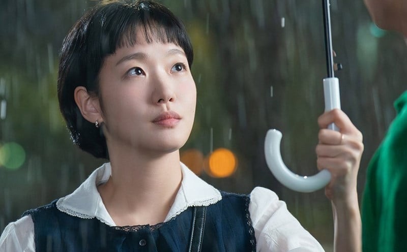 Sau khi xuất hiện với tạo hình mới trong Yumi's Cells phần 3, Kim Go Eun nhanh chóng thu hút sự chú ý với kiểu tóc pixie mang phong cách Pháp hiện đại.

