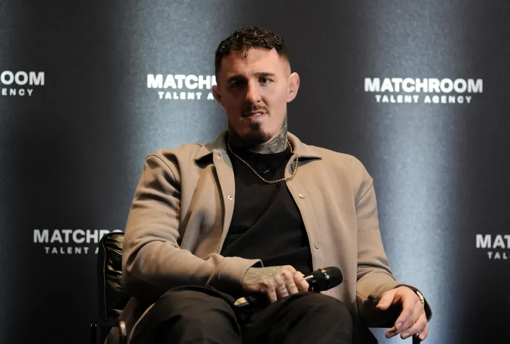 Tom Aspinall và Eddie Hearn tại buổi họp báo