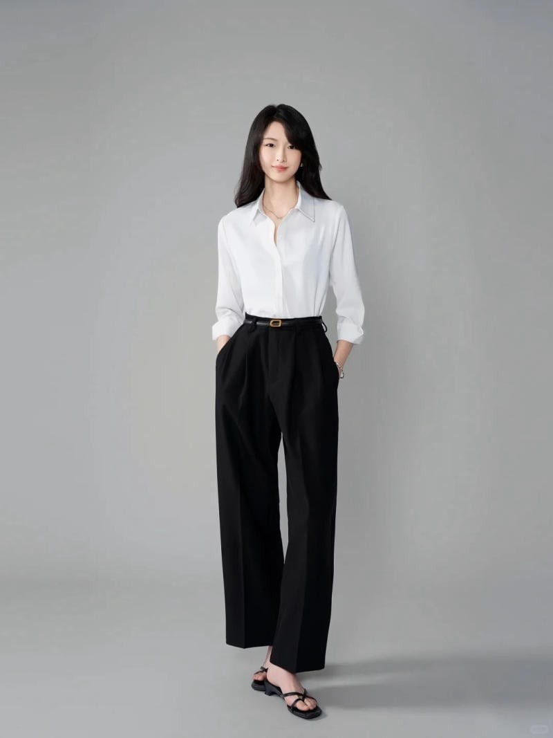 Quần tây đen không chỉ dành riêng cho môi trường công sở mà còn có thể trở thành item thời trang nổi bật trong mùa Hè nếu được phối đúng cách. 